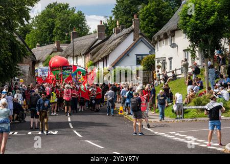 gewerkschaftsaktivisten marschieren durch das Dorset Dorf Tolpuddle während des jährlichen Festivals zum Gedenken an die Tolpuddle Märtyrer. Stockfoto