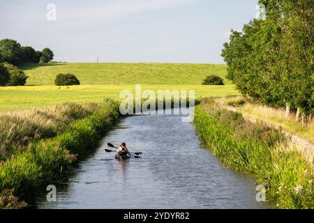 Zwei Frauen paddeln mit dem Kajak entlang des Bridgwater and Taunton Canal in Somerset, England. Stockfoto