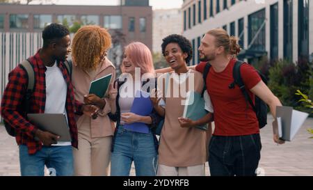 Universität Freundschaft lustig sprechen emotional freudig vielfältig Menschen Teenager High School Schüler glücklich multirassische Freunde Klassenkameraden multiethnisch Stockfoto
