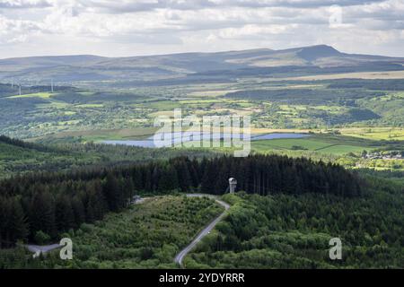 Wälder, Windparks und Solarpaneele am Ende des Vale of Neath Valley, mit dem Black Mountain Gebiet des Brecon Beacons National Park dahinter. Stockfoto