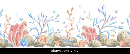 Meereskorallen, Algen, Muscheln, Seesterne, Fische, Blasen. Aquarellillustration handgezeichnet in Korallen-, Türkis- und Blautönen. Nahtloser Rahmen isoliert Stockfoto