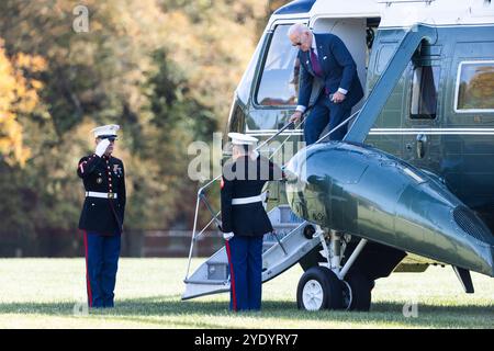 Washington, Usa. Oktober 2024. US-Präsident Joe Biden kommt nach Fort McNair auf dem Weg zurück ins Weiße Haus, wo er bei den Präsidentschaftswahlen in der Nähe seines Hauses in Wilmington, Delaware, in Washington, DC, USA gewählt hat. 28. Oktober 2024. Quelle: SIPA USA/Alamy Live News Stockfoto