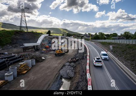 Während der Erweiterung der A465 Heads of the Valleys Road bei Hirwaun in Südwales fließt der Verkehr auf einer provisorischen Fahrbahn. Stockfoto