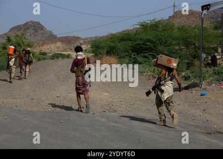 Regierungsnahe Truppen haben drei wichtige Dörfer auf einer strategischen Route erobert, die die Stadt Taiz mit der Westküste des Jemen verbindet. Regierungsnahe Kräfte haben sich in den letzten zwei Jahren in der Stadt Taiz gegen die Huthi-Truppen und gegen diejenigen, die dem ehemaligen Präsidenten Ali Abdullah Salih loyal sind, eingesetzt Stockfoto