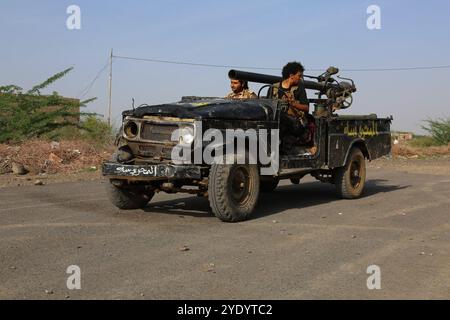 Regierungsnahe Truppen haben drei wichtige Dörfer auf einer strategischen Route erobert, die die Stadt Taiz mit der Westküste des Jemen verbindet. Regierungsnahe Kräfte haben sich in den letzten zwei Jahren in der Stadt Taiz gegen die Huthi-Truppen und gegen diejenigen, die dem ehemaligen Präsidenten Ali Abdullah Salih loyal sind, eingesetzt Stockfoto