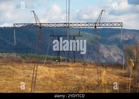 Hochspannungsmasten in den Bergen Stockfoto