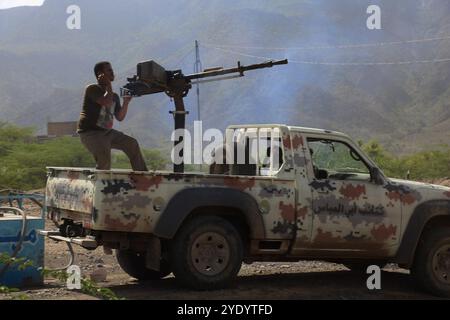 Regierungsnahe Truppen haben drei wichtige Dörfer auf einer strategischen Route erobert, die die Stadt Taiz mit der Westküste des Jemen verbindet. Regierungsnahe Kräfte haben sich in den letzten zwei Jahren in der Stadt Taiz gegen die Huthi-Truppen und gegen diejenigen, die dem ehemaligen Präsidenten Ali Abdullah Salih loyal sind, eingesetzt Stockfoto