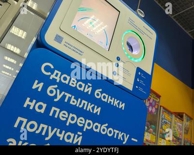 Woronesch, Russland - 07. Februar 2024: Fragment einer Maschine für den Empfang von Dosen und Flaschen Stockfoto