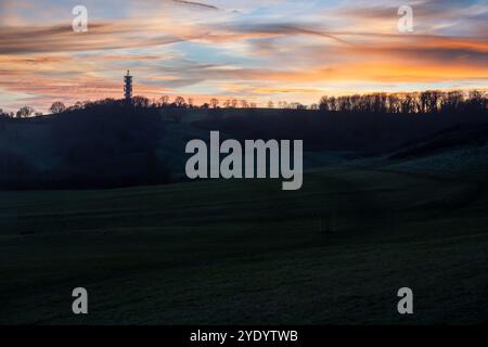 Die Sonne geht über Purdown Hill im Stoke Park von Bristol unter. Stockfoto