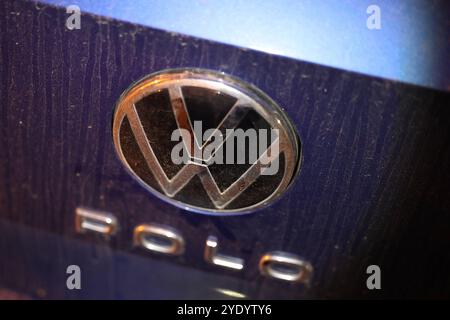 VW in der Krise. Ein Volkswagen Logo auf einem verdrecktem VW Polo. Volkswagen am 28.10.2024 in Siegen/Deutschland. *** VW in der Krise Ein Volkswagen Logo auf einem dreckigen VW Polo Volkswagen am 28 10 2024 in Siegen Deutschland Stockfoto