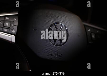 VW in der Krise. Ein Volkswagen Logo auf dem Lenkrad eines VW Polo. Volkswagen am 28.10.2024 in Siegen/Deutschland. *** VW in der Krise Volkswagen Logo auf dem Lenkrad eines VW Polo Volkswagen am 28 10 2024 in Siegen Deutschland Stockfoto