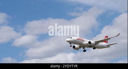 Die SCHWEIZER Airbus-Fluggesellschaft landet am Flughafen Heathrow. London, Vereinigtes Königreich, 7. Juli 2024. Stockfoto