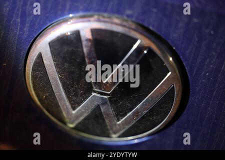 VW in der Krise. Ein Volkswagen Logo auf einem verdrecktem VW Polo. Volkswagen am 28.10.2024 in Siegen/Deutschland. *** VW in der Krise Ein Volkswagen Logo auf einem dreckigen VW Polo Volkswagen am 28 10 2024 in Siegen Deutschland Stockfoto