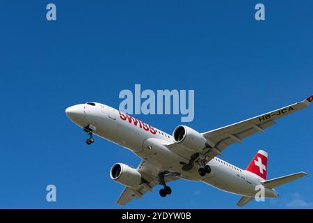 Die SCHWEIZER Airbus-Fluggesellschaft landet am Flughafen Heathrow. London, Vereinigtes Königreich, 7. Juli 2024. Stockfoto