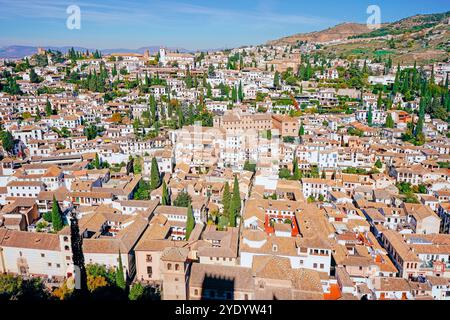 Granada, Spanien. Bezaubernde urbane Landschaft mit klassischen weißen Häusern und gekachelten Dächern, die granadas Erbe vom Panoramablick auf die Alhambr aus veranschaulichen Stockfoto