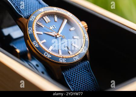 Maidenhead, Großbritannien - 23. Oktober 2024: Premium Herren-Armbanduhr C60 Pro 300 Bronze, zertifizierter Schweizer COSC Taucherchronometer von Christopher Ward ist in Stockfoto