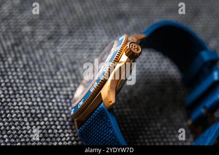 Maidenhead, Großbritannien - 23. Oktober 2024: Premium Herren Armbanduhr C60 Pro 300 Bronze, zertifizierter Schweizer COSC Taucherchronometer von Christopher Ward, Side Stockfoto