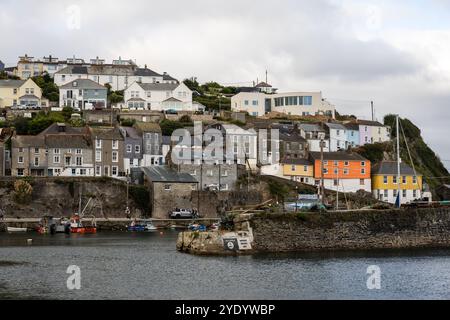 Die Häuser liegen eng am Hang oberhalb des Mevagissey Harbour in Cornwall, England. Stockfoto