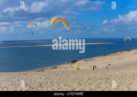 Düne von Pilat, Frankreich - 14. August 2024: Paragliding in der Großen Düne von Pilat, Arcachon Basin, Nouvelle Aquitaine, Frankreich. Stockfoto