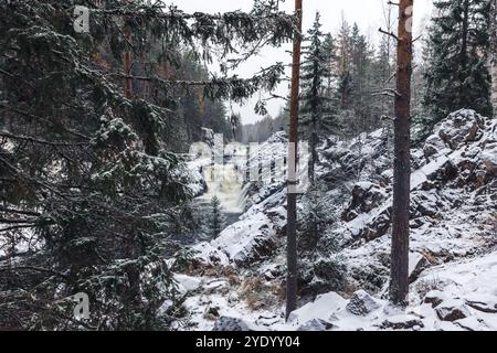 Landschaftsfotografie mit Wasserfall im Wald. Kivach Falls an einem schneebedeckten Wintertag. Fluss SUNA, Bezirk Kondopoga, Republik Karelien, R Stockfoto