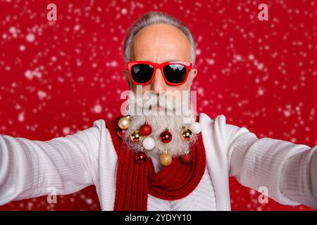 Nahaufnahme Foto von brutalen Rentner mit Glaskugeln, Foto tragen Brillen Brillen weißen Pullover über den roten Hintergrund isoliert Stockfoto