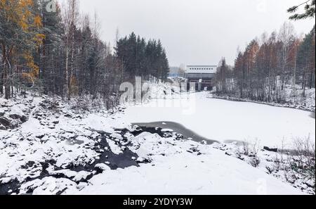 Ländliche Winterlandschaft mit dem Wasserkraftwerk Palyeozerskaja im Hintergrund, einem Wasserkraftwerk am Fluss Suna. Kondopoga r Stockfoto
