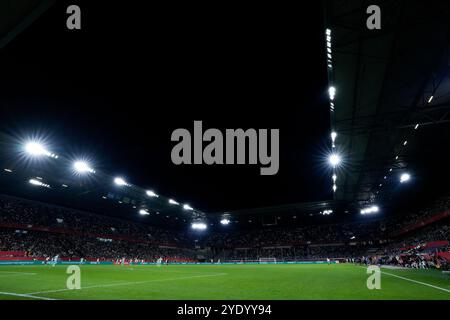 Duisburg, Schweiz. Oktober 2024. Duisburg, 28. Oktober 2024: Fans auf den Tribünen beim Internationalen Freundschaftsfußballspiel der Damen zwischen Deutschland und Australien in der Schauinsland-Reisen-Arena in Duisburg. (Daniela Porcelli/SPP) Credit: SPP Sport Press Photo. /Alamy Live News Stockfoto