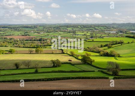 Ein Flickenteppich aus landwirtschaftlichen Feldern, Dörfern und kleinen Wäldern füllt die Landschaft des Chew Valley im Nordosten von Somerset mit dem Mendip Hills risi Stockfoto