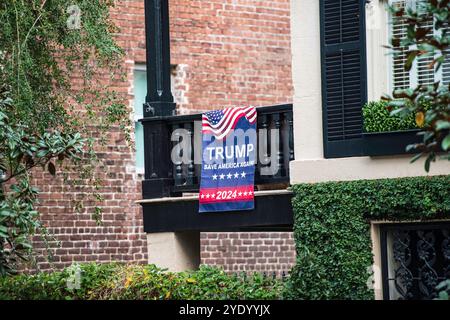 Savannah, Georgia, 2024 Donald Trump politische Zeichen, die von Menschen in ihren Häusern und Vorhöfen ausgestellt werden. ©Paul Todd/OUTSIDEIMAGES. COM OUTSIDE Stockfoto