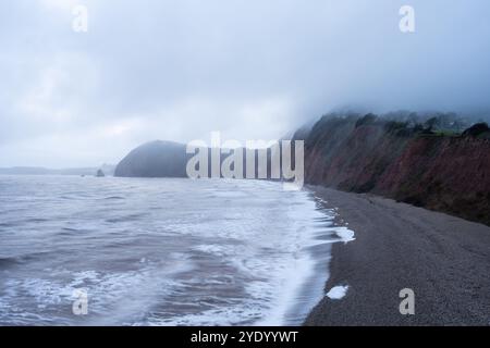 Niedrige Wolken von Lyme Bay am Jacob's Ladder Beach in Sidmouth an East Devon's Jurassic Coast. Stockfoto