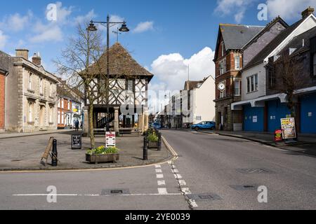 Traditionelle Häuser, Geschäfte, Büros und das Rathaus säumen die High Street des Royal Wootton Bassett in Wiltshire. Stockfoto