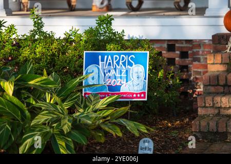 Savannah, Georgia, 2024 Kamala D. Harris politische Zeichen, die von Menschen in ihren Häusern und im Vorhof ausgestellt werden. ©Paul Todd/OUTSIDEIMAGES. AUSGÄNGE Stockfoto