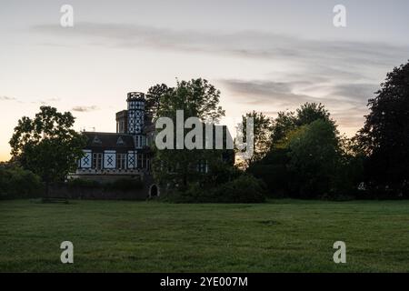 Die Sonne untergeht über Towerhirst, einem unverwechselbaren viktorianischen Haus im freien gotischen Stil mit Fachwerkturm, auf Clifton unten in Bristol. Stockfoto