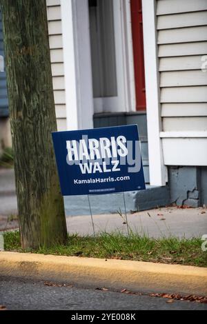 Savannah, Georgia, 2024 Kamala D. Harris politische Zeichen, die von Menschen in ihren Häusern und im Vorhof ausgestellt werden. ©Paul Todd/OUTSIDEIMAGES. AUSGÄNGE Stockfoto