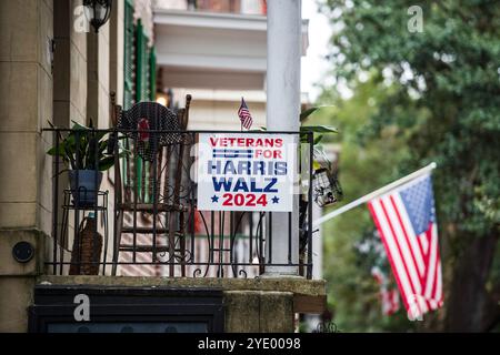 Savannah, Georgia, 2024 Kamala D. Harris politische Zeichen, die von Menschen in ihren Häusern und im Vorhof ausgestellt werden. ©Paul Todd/OUTSIDEIMAGES. AUSGÄNGE Stockfoto