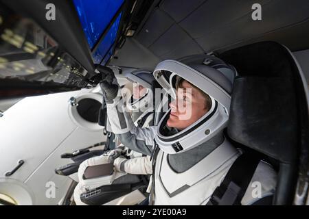 HAWTHORNE, KALIFORNIEN, USA - 26. September 2024 - NASA-Astronautin und Kommandeur der NASA-Mission SpaceX Crew-10 Anne McClain trainiert während einer Simulation Stockfoto