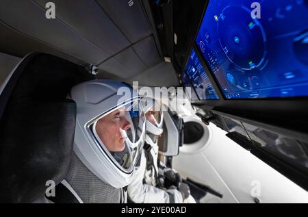 HAWTHORNE, KALIFORNIEN, USA - 26. September 2024 - NASA-Astronaut und Pilot der NASA-Mission SpaceX Crew-10 Nichole Ayers trainiert während einer Simulation in Stockfoto