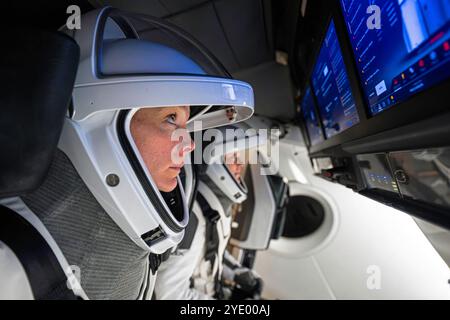 HAWTHORNE, KALIFORNIEN, USA - 26. September 2024 - NASA-Astronaut und Pilot der NASA-Mission SpaceX Crew-10 Nichole Ayers trainiert während einer Simulation in Stockfoto