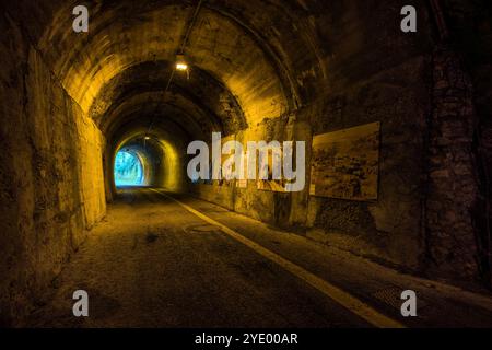 In den Eisenbahntunneln von San Marino erinnern Fotos und Spuren an den Mauern an die Zeit, als viele Flüchtlingsfamilien hier während des Zweiten Weltkriegs Zuflucht suchten. Via Paolo Amaducci, Borgo Maggiore, San Marino Stockfoto