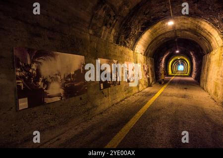 In den Eisenbahntunneln von San Marino erinnern Fotos und Spuren an den Mauern an die Zeit, als viele Flüchtlingsfamilien hier während des Zweiten Weltkriegs Zuflucht suchten. Via Paolo Amaducci, Borgo Maggiore, San Marino Stockfoto