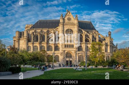 Paris, Frankreich - 10 28 2024: Blick auf die Kirche Saint-Eustache vom Nelson Mandela Garden bei Sonnenuntergang Stockfoto