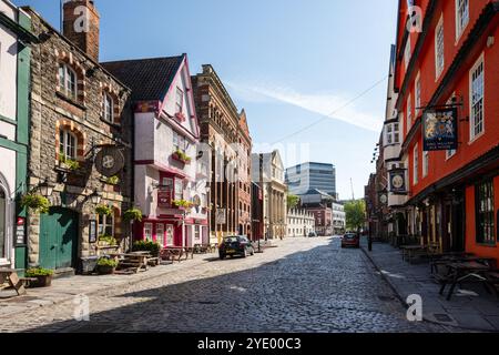 Restaurants und Pubs säumen die alte King Street im Stadtzentrum von Bristol, England. Stockfoto