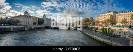 Paris, Frankreich - 10 28 2024: Panoramablick auf Pont au Change und La Conciergerie auf der Ile de la Cité vom Quai de seine Stockfoto