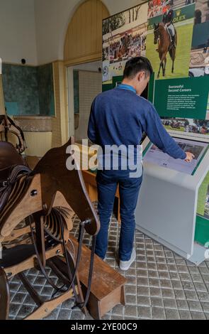 Besucher des National Horseracing Museum in Newmarket, Suffolk, England, Großbritannien Stockfoto