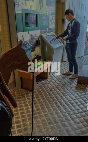 Besucher des National Horseracing Museum in Newmarket, Suffolk, England, Großbritannien Stockfoto