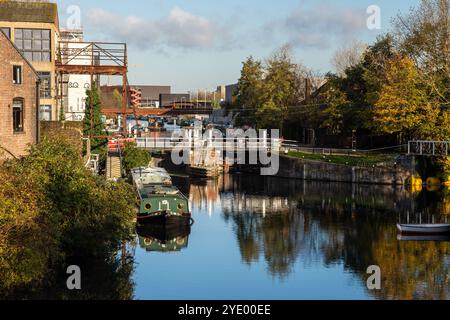Hausboote liegen im River Lee Navigation bei den Old Ford Locks neben dem Londoner Olympischen Park Stockfoto