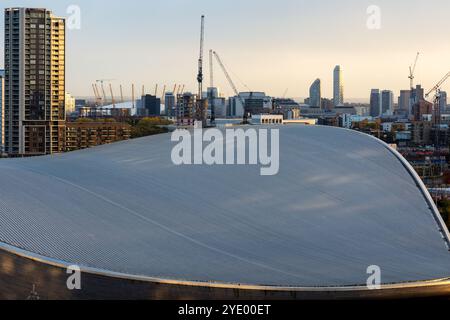 Das Stadtbild von East London ist über dem London Aquatics Centre im Stratford Olympic Park zu sehen. Stockfoto