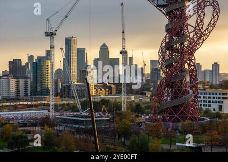 Die Sonne geht hinter dem Olympic Park und den Docklands in East London, England, unter. Stockfoto