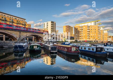 Schmalboote liegen im Limehouse Basin unter der Docklands Light Railway in East London, England. Stockfoto