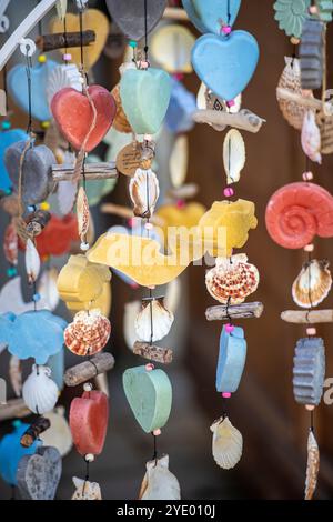 Farbenfrohe, handgefertigte Hängemobil- oder Windspiel-Dekoration, Gartenschmuck. Stockfoto